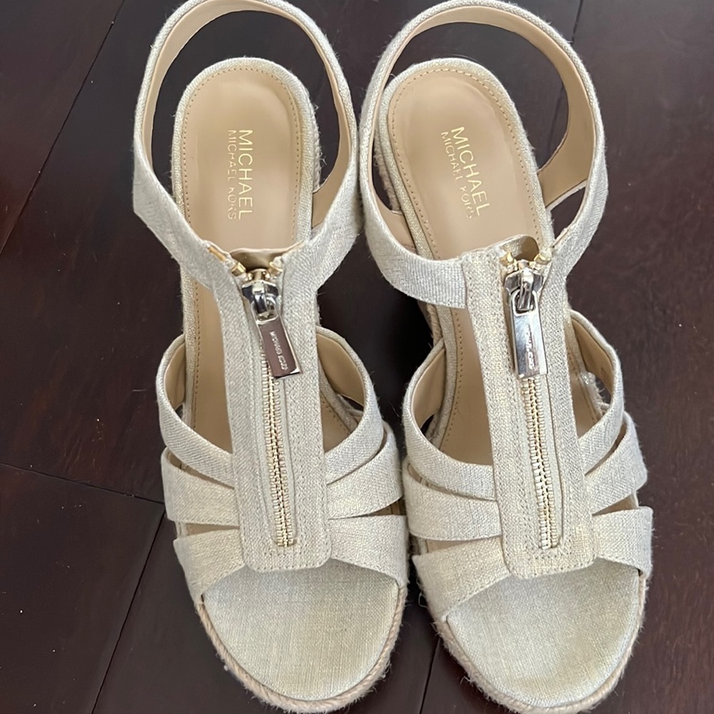 BEAUTIFUL GOLD MICHAEL KORS WEDGES